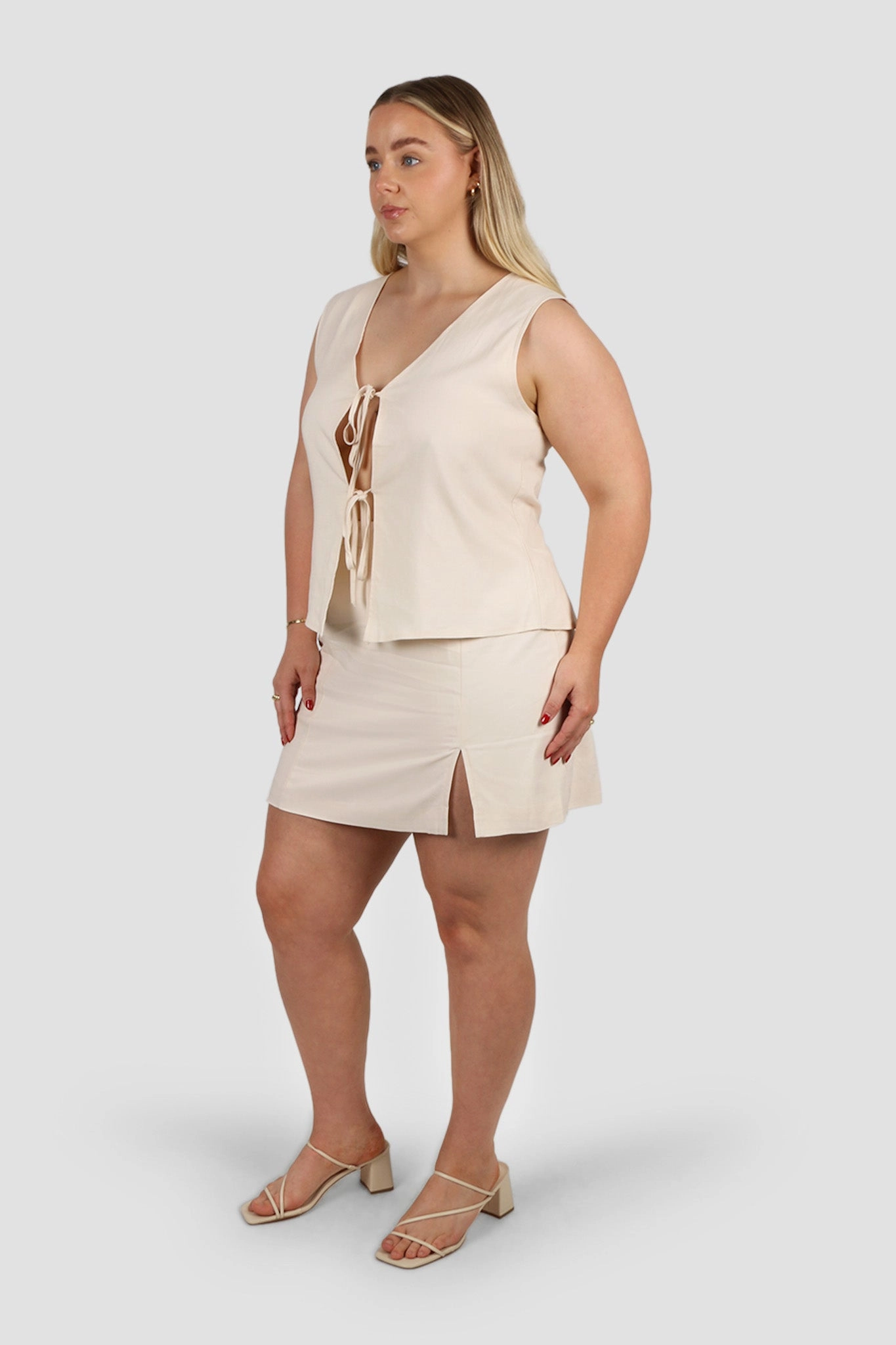 KAIRO SKIRT NEUTRAL On-The-Go Outfit
