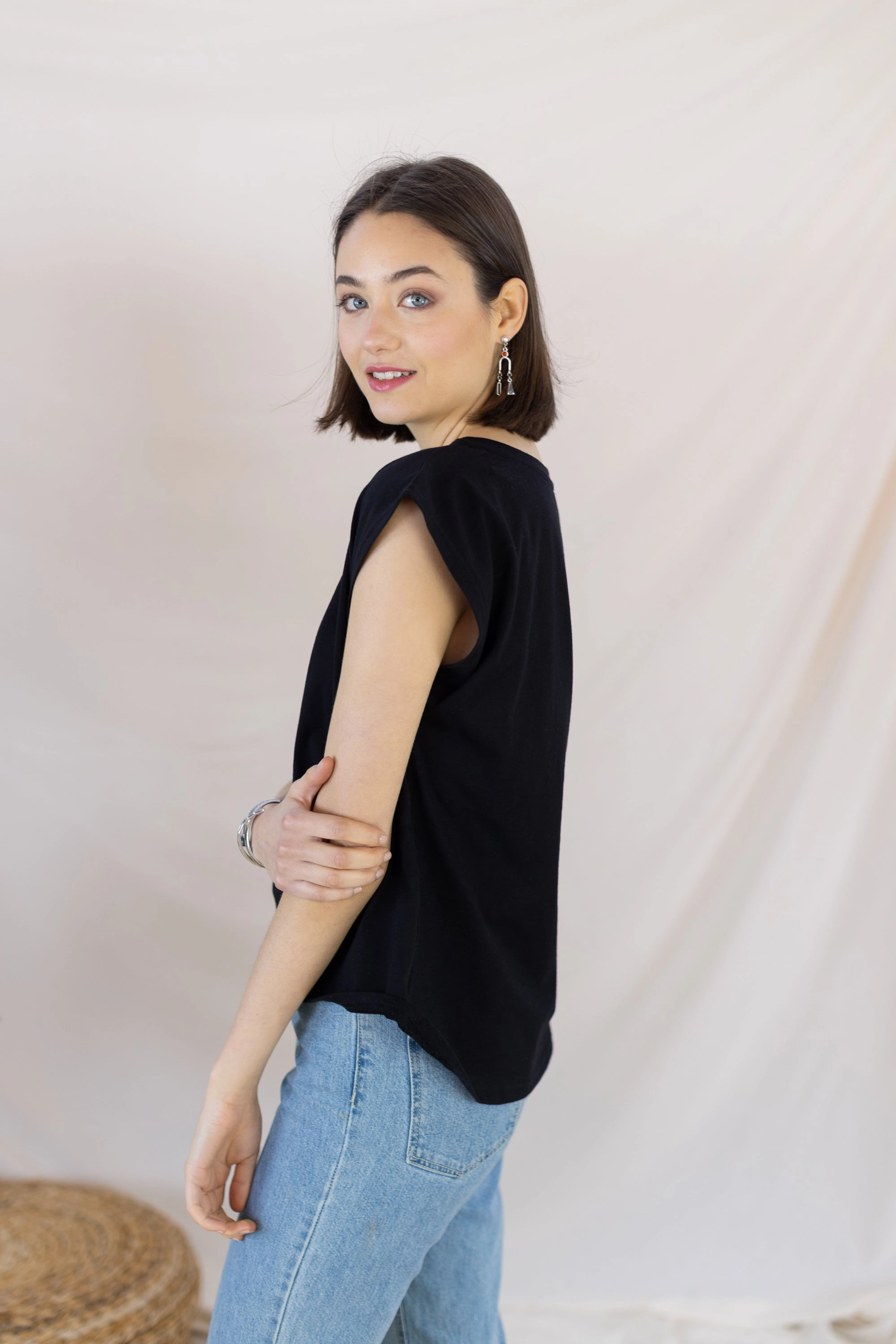 Layered Ventilation Zones Top Aria Black