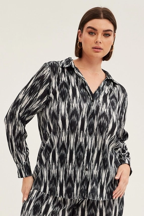 Errand Ready Black Abstract Relaxed Shirt Long Sleeve V-neck Plisse