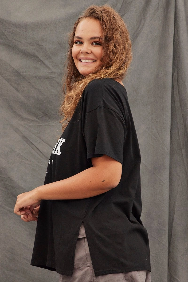 Light Outfit Black Graphic T-shirt New York Short Sleeve Side Split