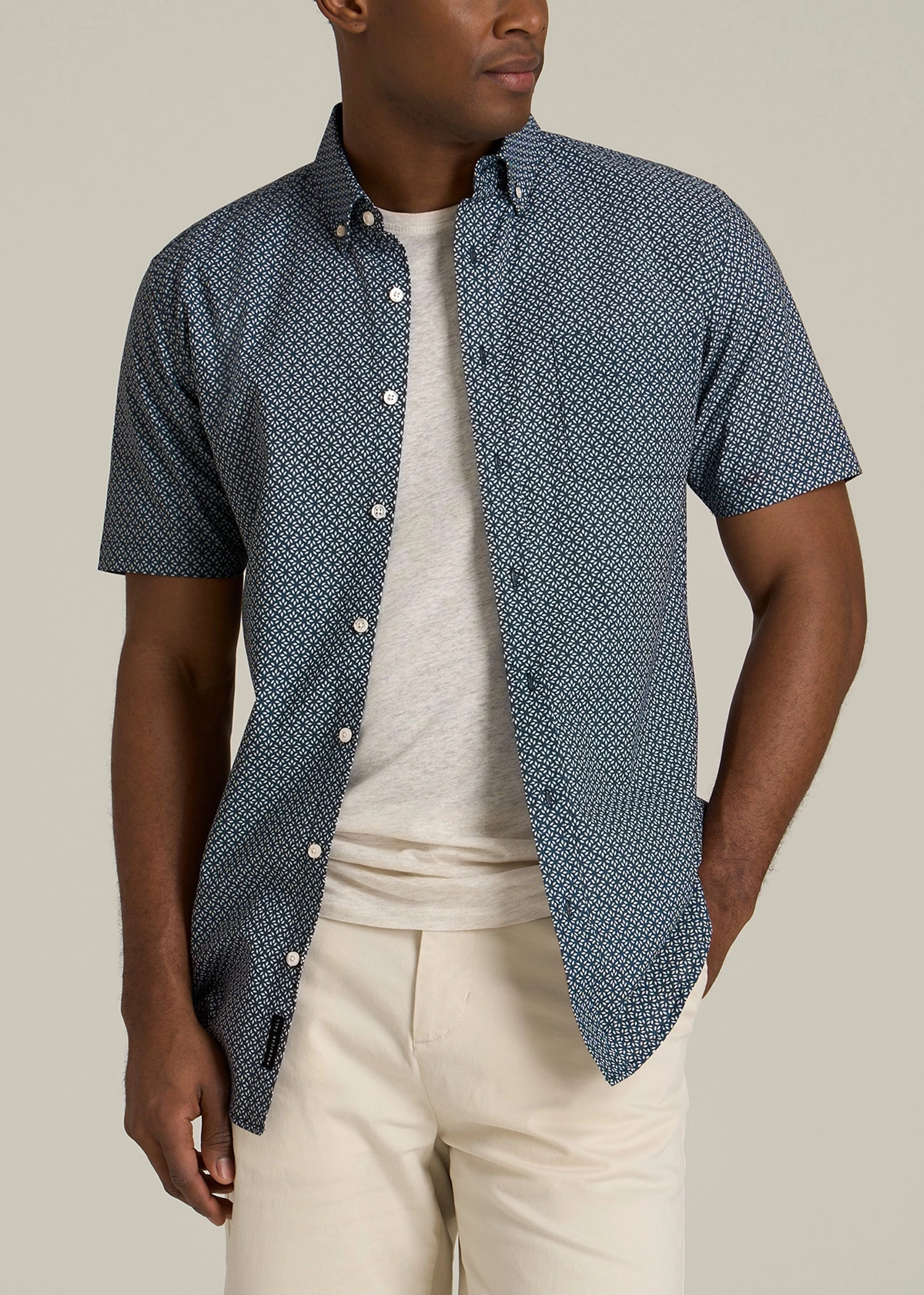 Short Sleeve Shirt for Tall Men in Grey and Blue Geometric NoSlip Grip Thermal Regulation System