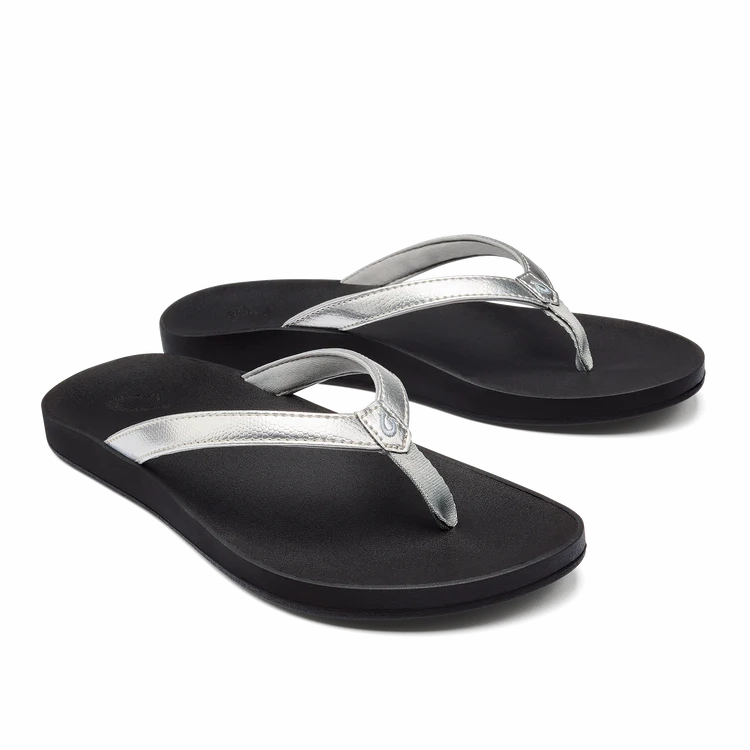 Adjustable Strap System Olukai Women's Puawe Sandal - Silver/Black