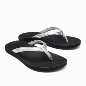 Adjustable Strap System Olukai Women's Puawe Sandal - Silver/Black