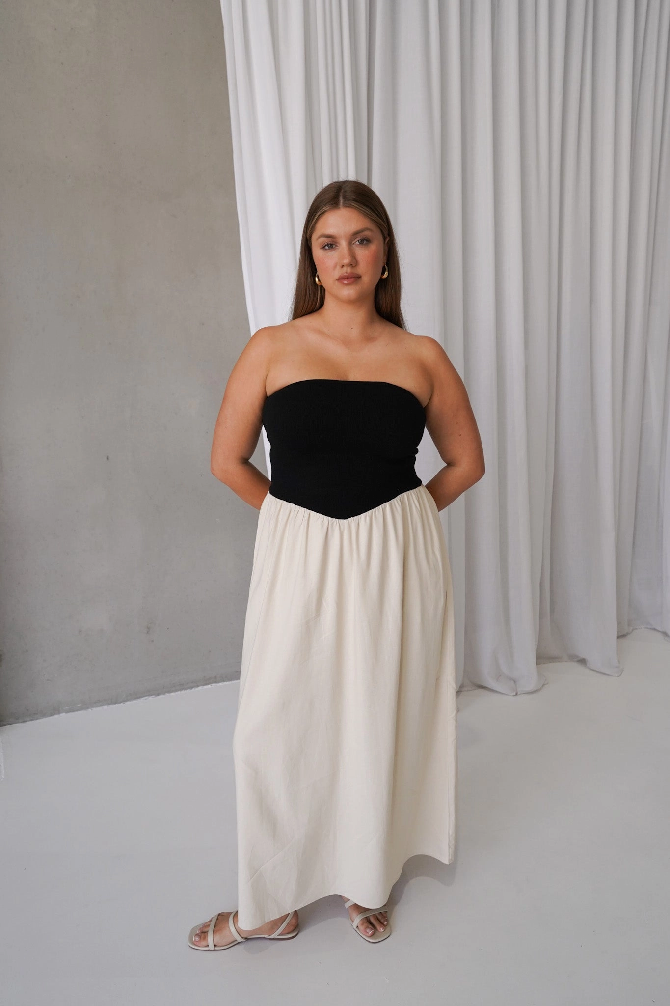 VELLA DRESS NEUTRAL/BLACK Sleek Flow