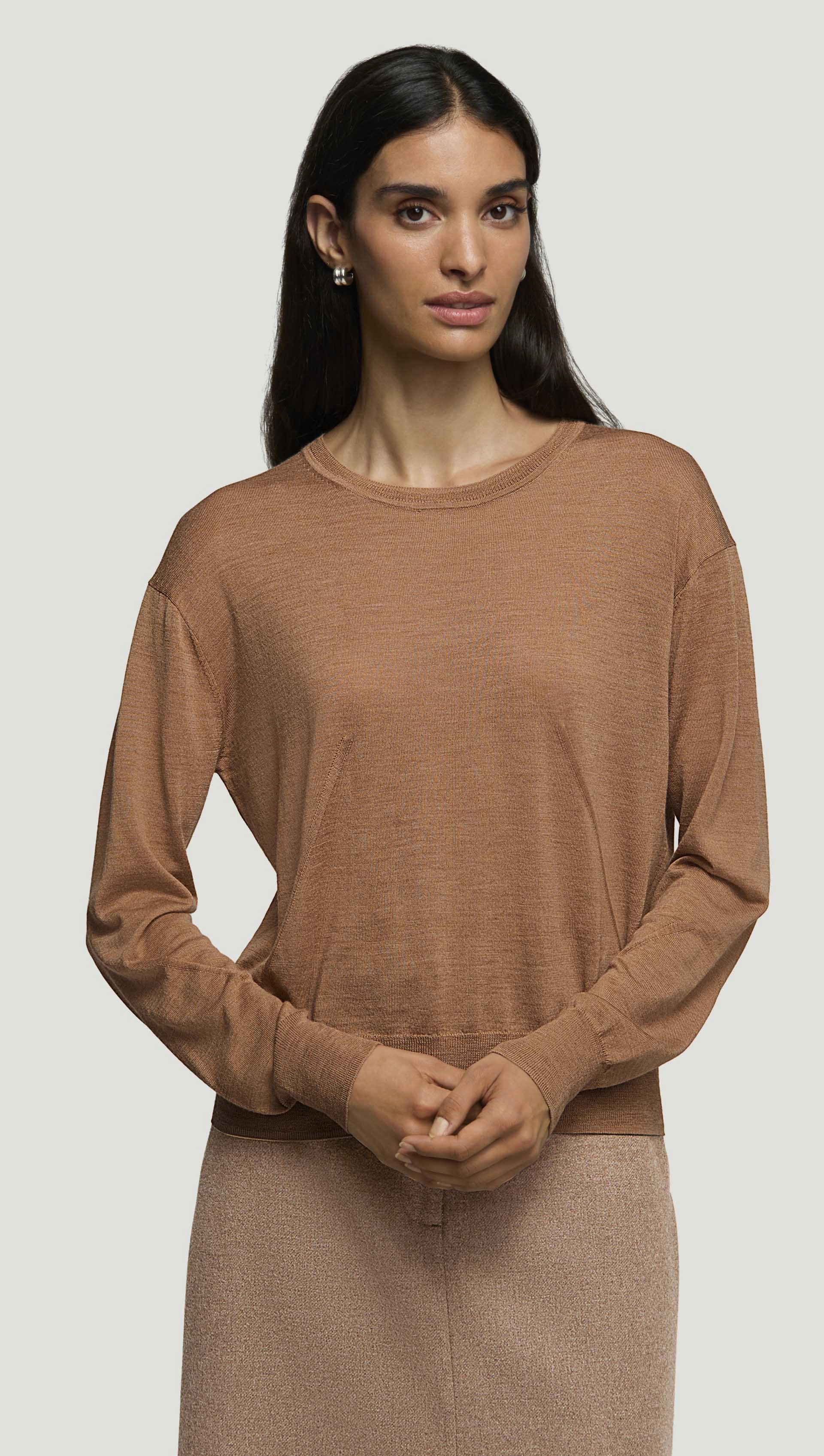 Fine Crewneck in Merino Silk | Camel Cozy Basics Urban Look