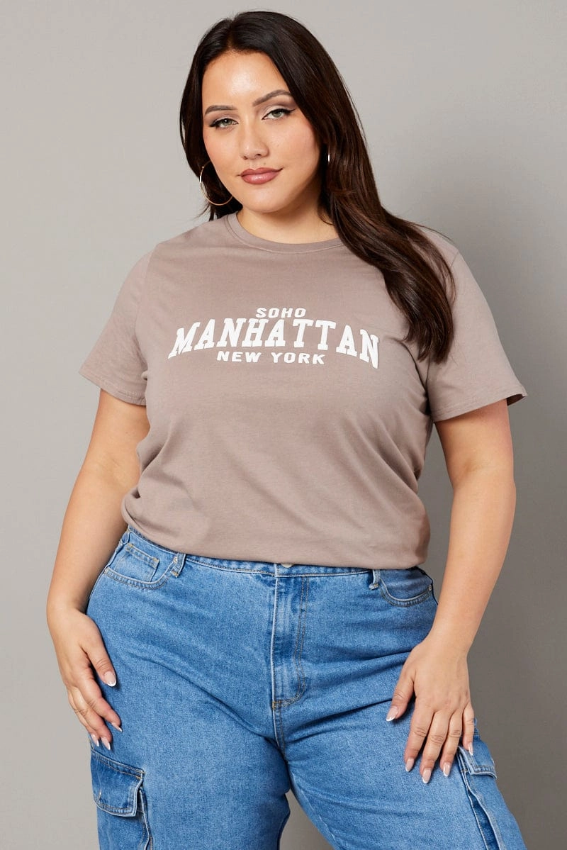 Comfortable and stylish Minimal Style Trend Brown Graphic T-shirt Short Sleeve Crew Neck