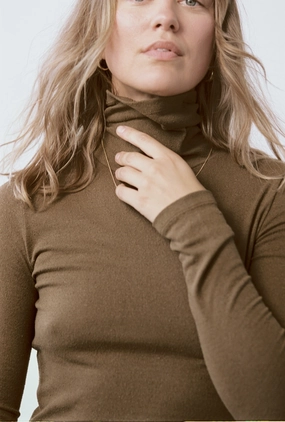 Casual Active Marianne Turtleneck, Regen Silk Noil Jersey, Coffee