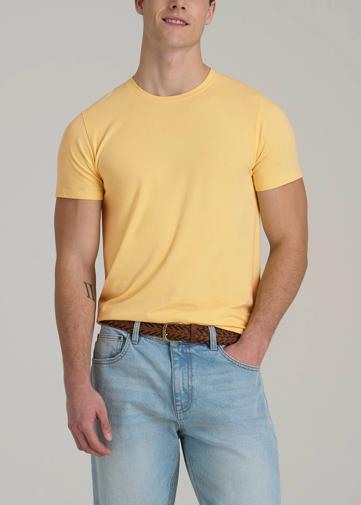 Contoured Side Panels ThermalRegulating Fabric The Essential MODERN-FIT Crewneck Tee for Tall Men in Lemon Drop