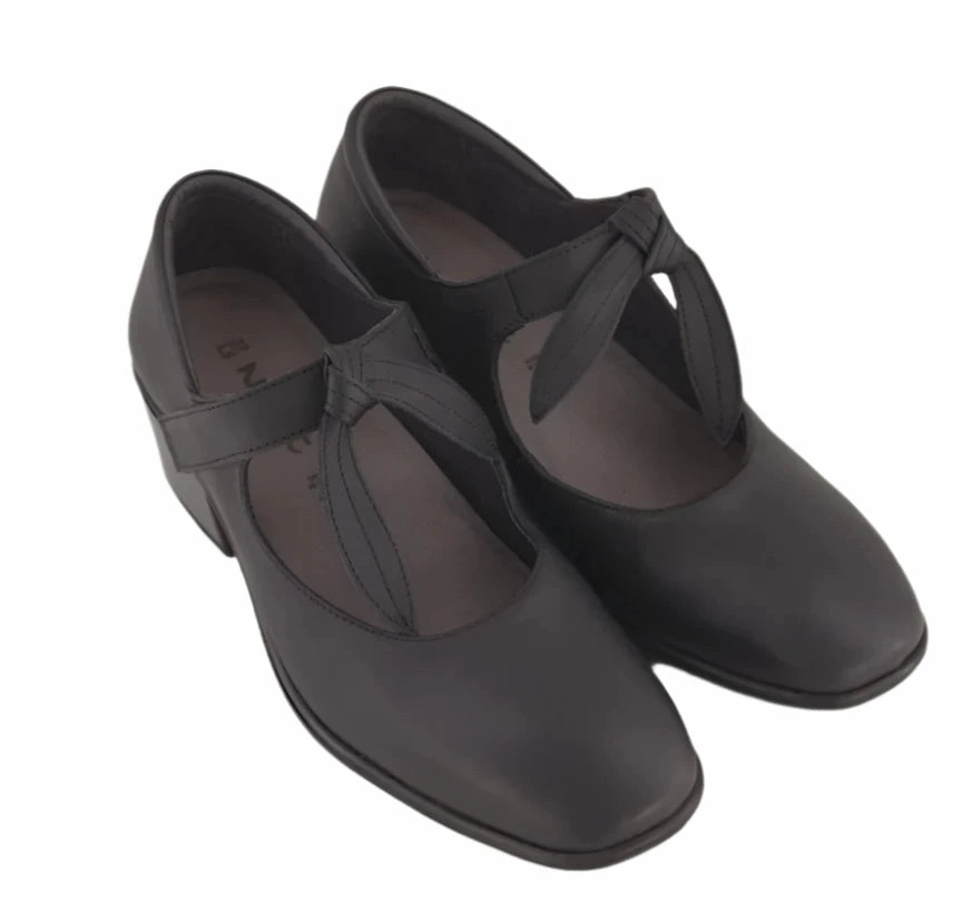 Breath Option Naot Women's Nobility Mary Jane - Black