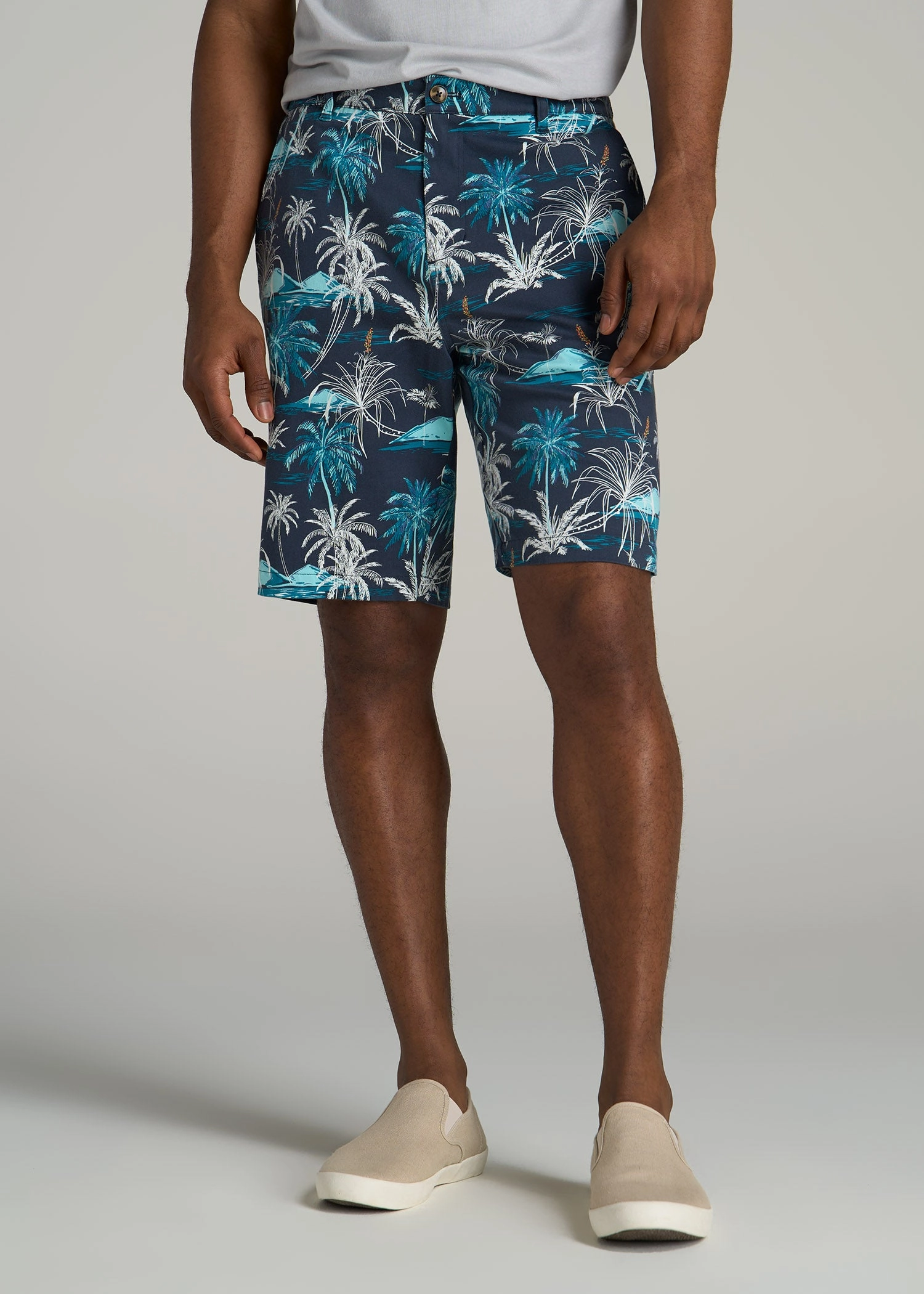 Move Easy Printed Stretch Cotton Shorts for Tall Men in Blue and White Palms
