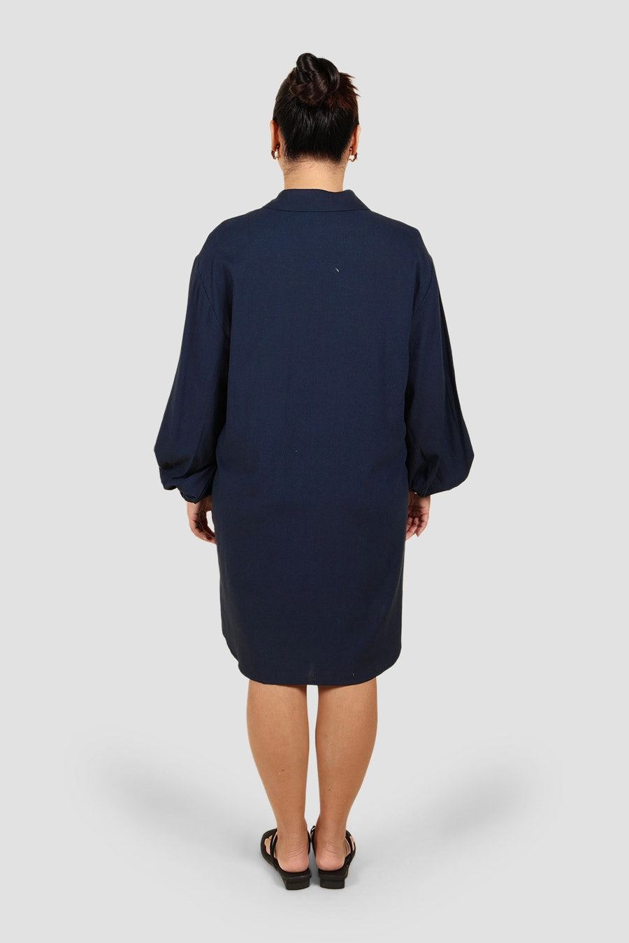 RORAN BUTTON DRESS NAVY Fitted Base Silky Mood