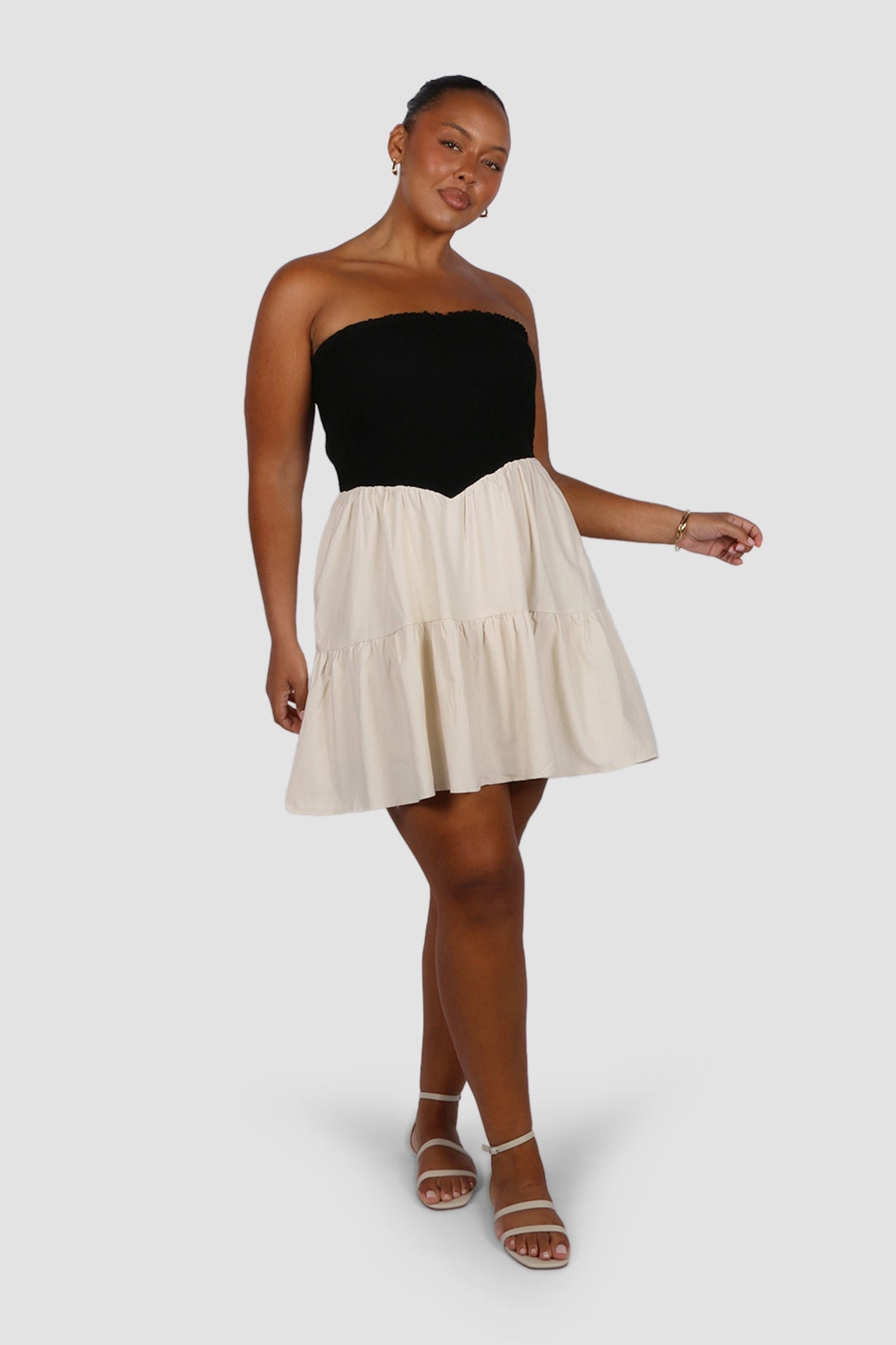 RYLIN DRESS NEUTRAL/BLACK Formed Look Delicate Mood
