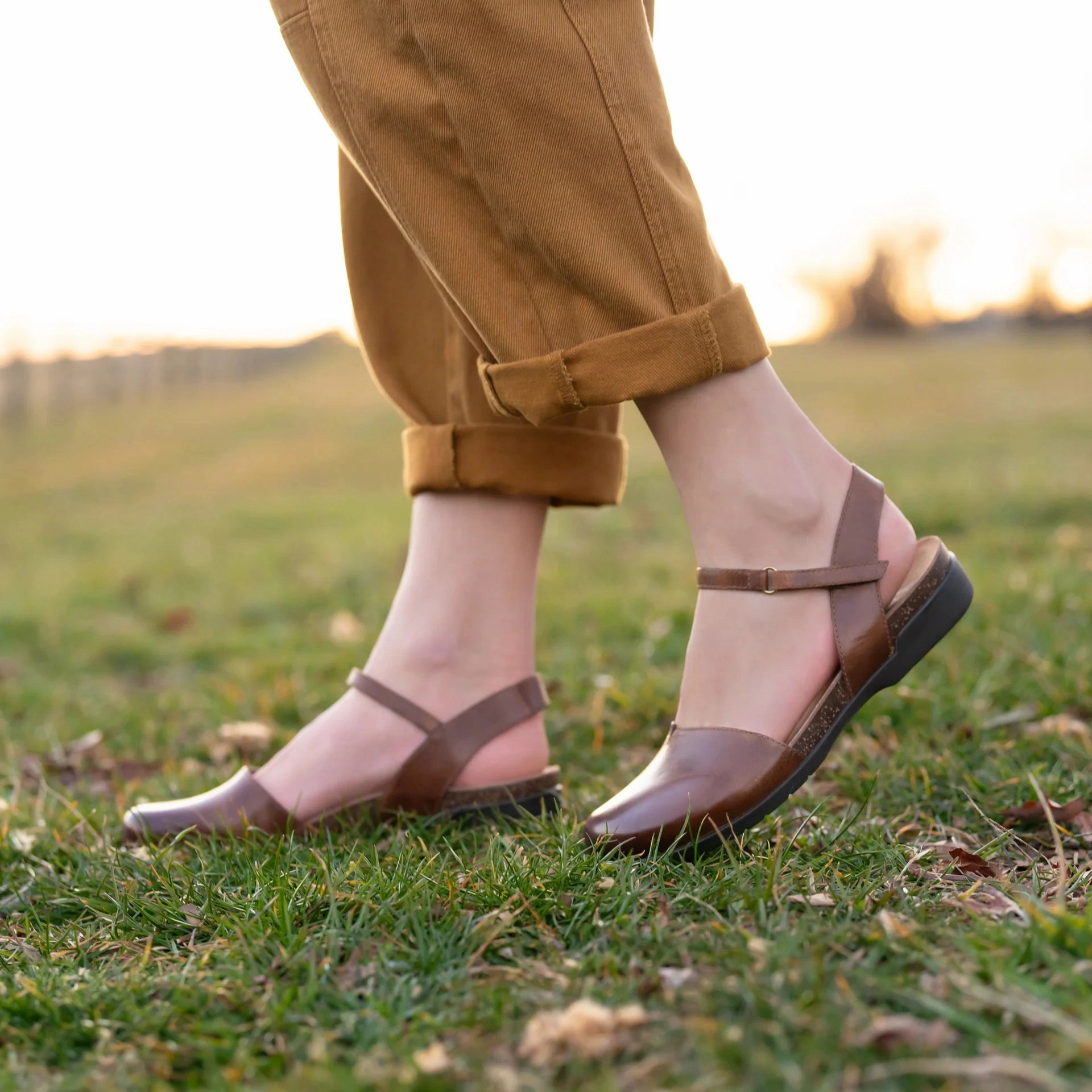 Sleek Fit Casual Elegance Dansko Women's Rowan Waxy Burnished Leather Sandal - Tan