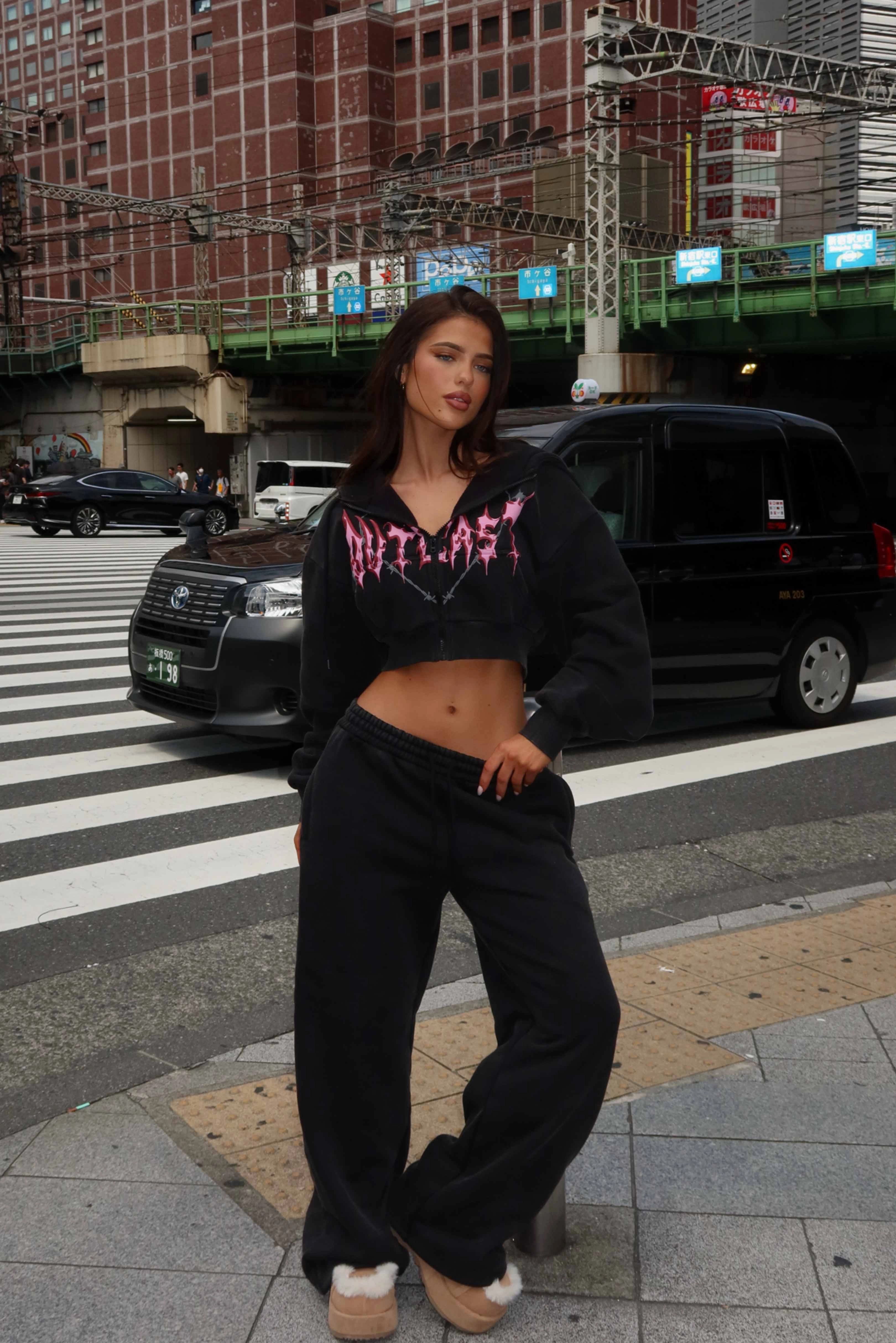 Fit For Travel Effortless Travel Wear NYA CROPPED HOODIE WASHED BLACK