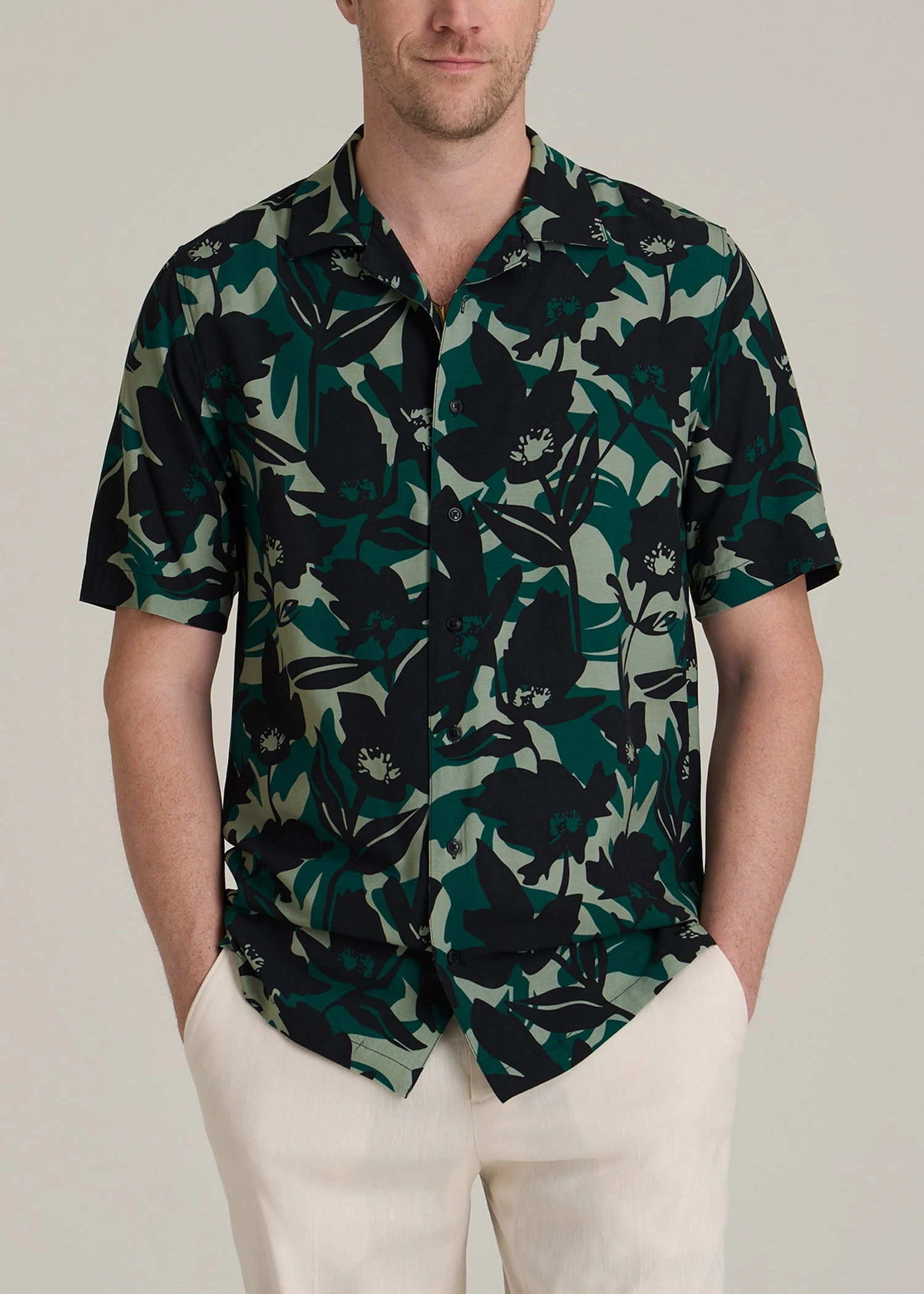 MultiPocket Design RawEdgedDesign Short Sleeve Resort Shirt for Tall Men in Green and Black Floral