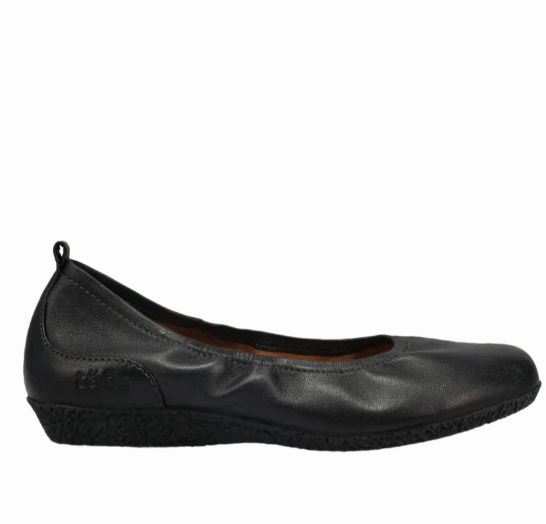 Taos Women's Chit Chat Flat - Black Sock Like Fit Engineering