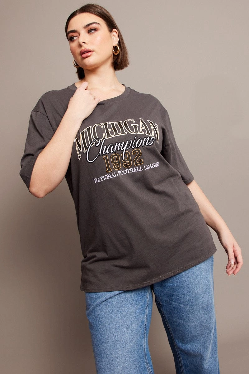 Street Smart Look Relaxed and Comfy Grey Graphic T-shirt Short Sleeve Crew Neck