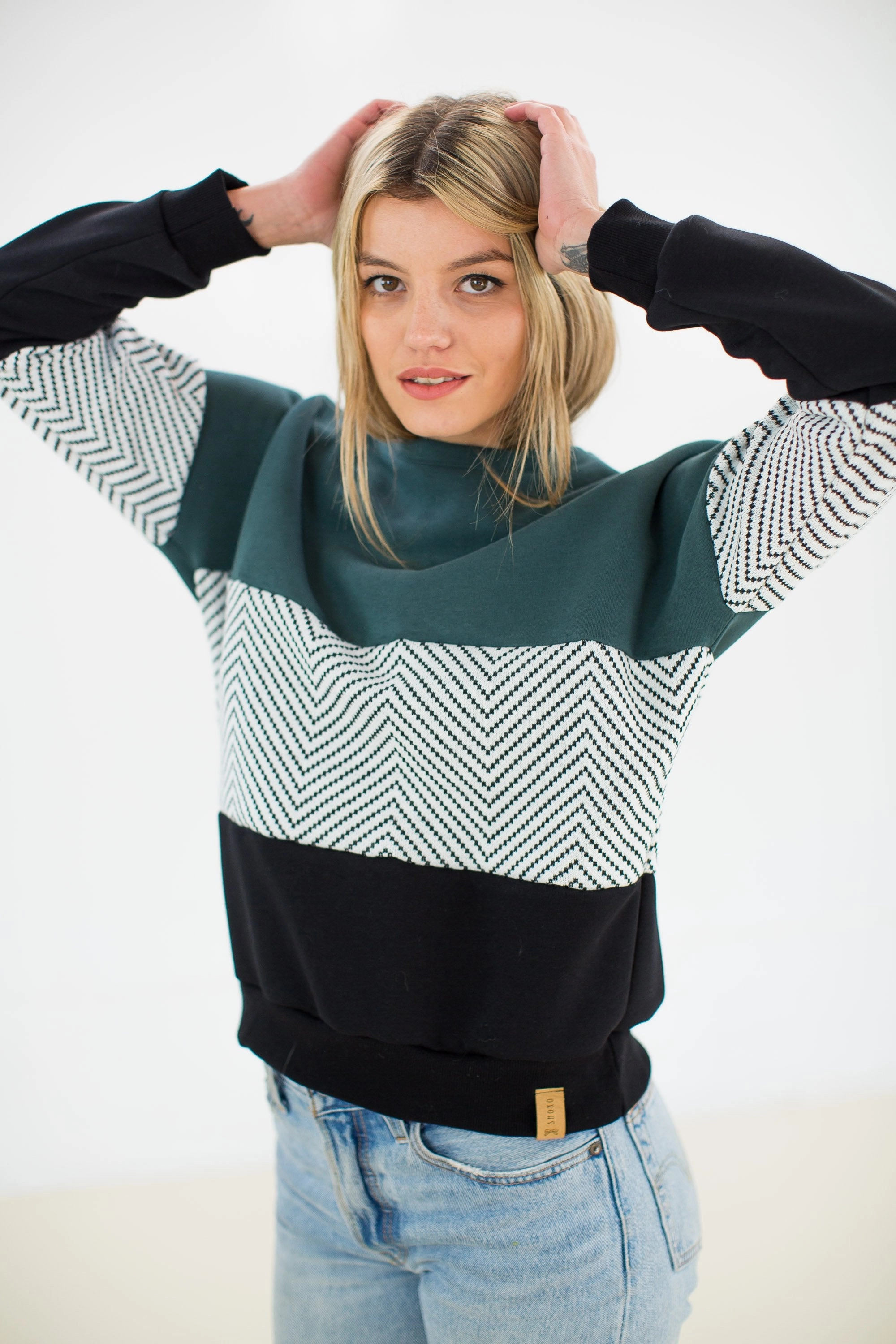 Sweater Mia in green, white herringbone & black. Simple Layer