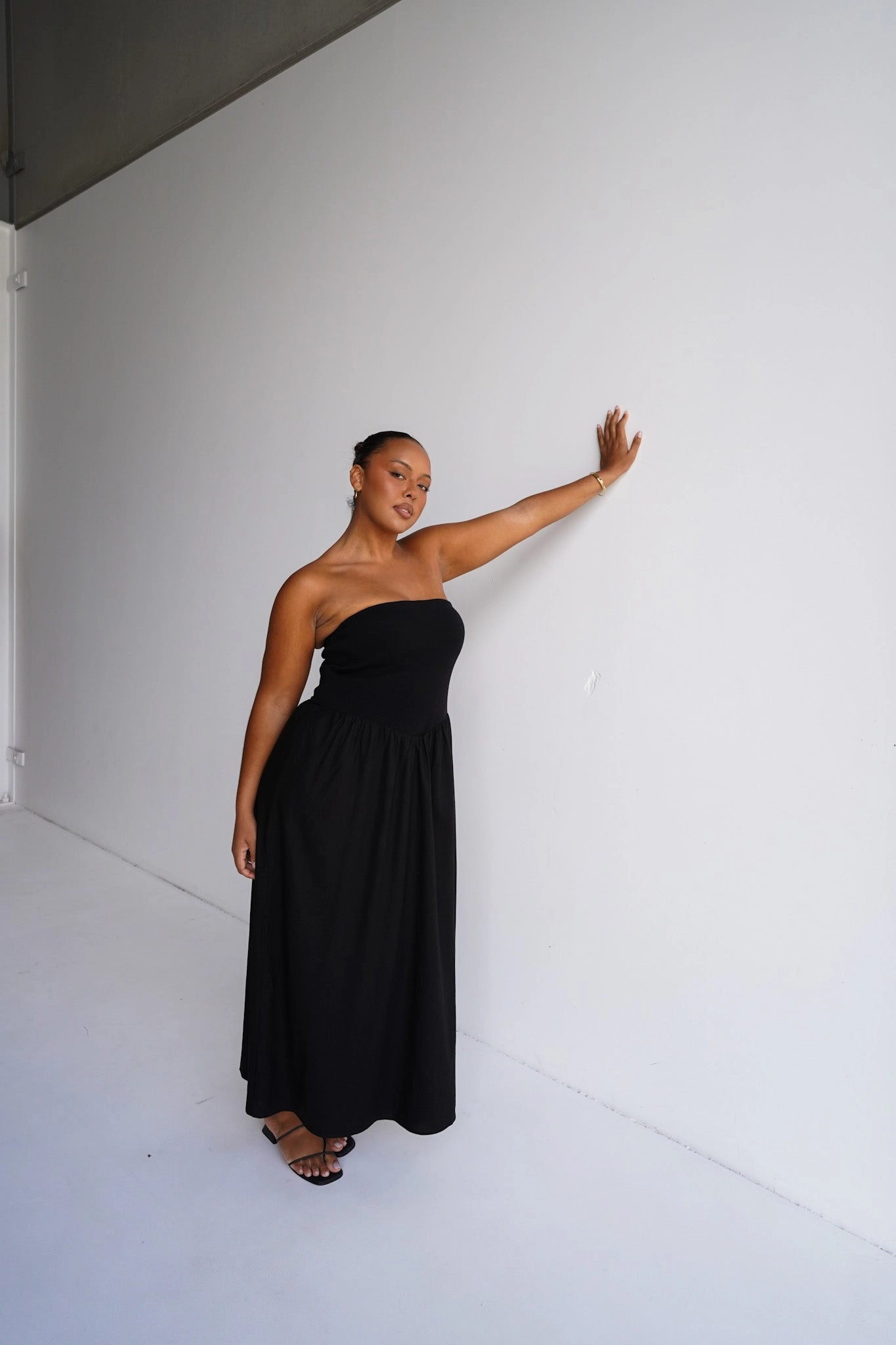 VELLA DRESS BLACK Chic Style Wear