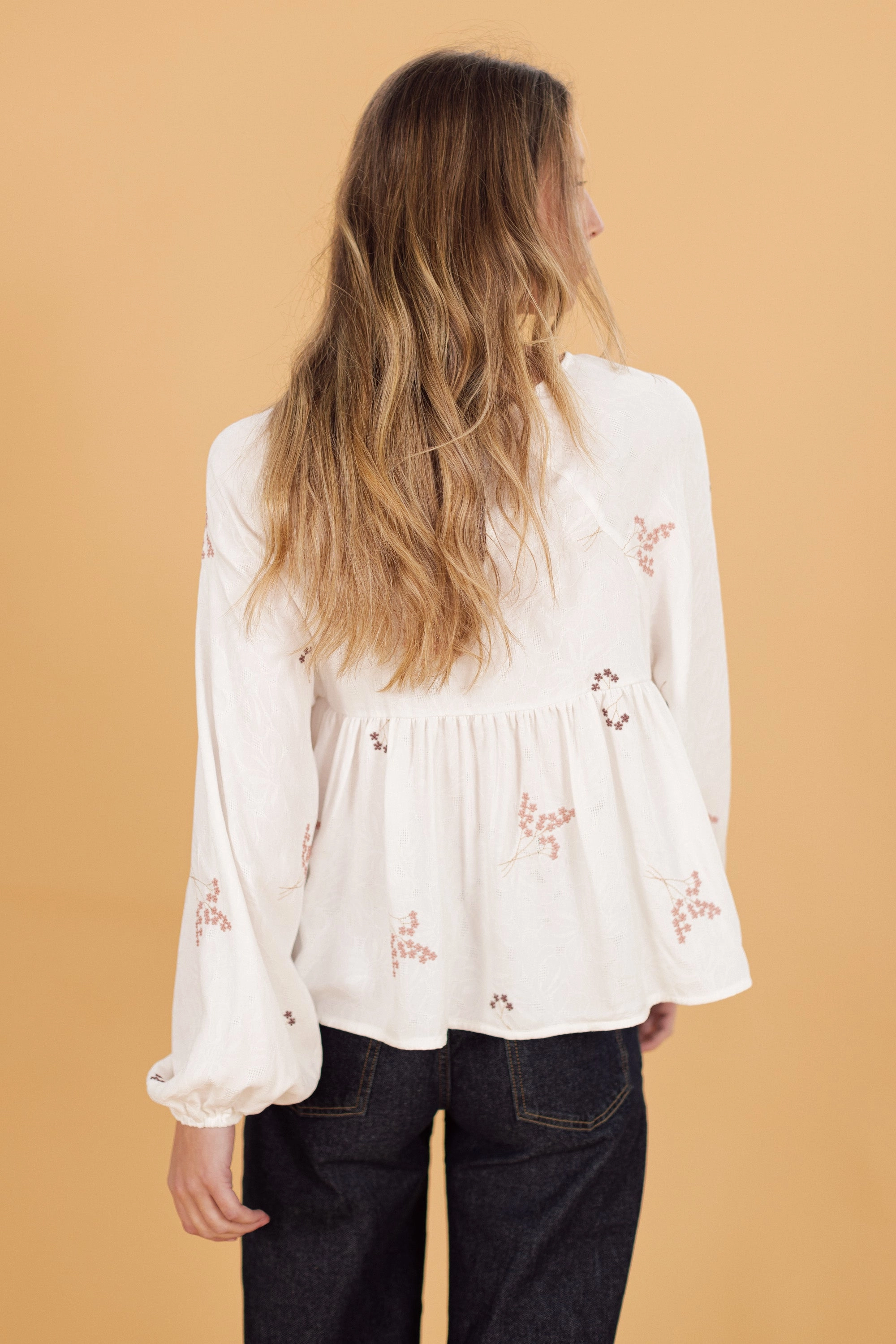Top Rae White Blossoms Wicking Inner Lining