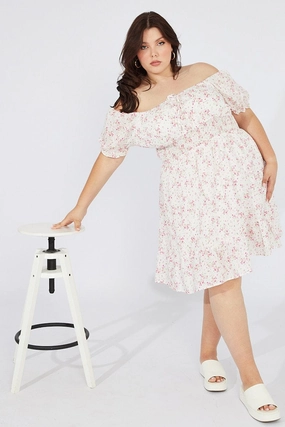 Pocket-Detail FlexibleClosure White Floral Fit And Flare Dress Short Sleeve Ruched Bust