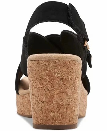 Light Utility Wrap Around Strap Clarks Women's Giselle Dove Sandals - Black